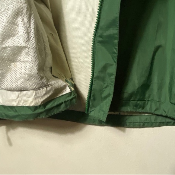 ✨SOLD✨ Patagonia | Waterproof Rain Jacket in Green - Picture 5 of 7